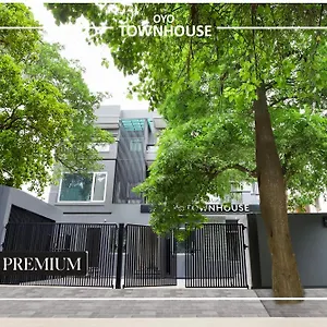 Oyo Townhouse 120 Shushant Lok Hotel